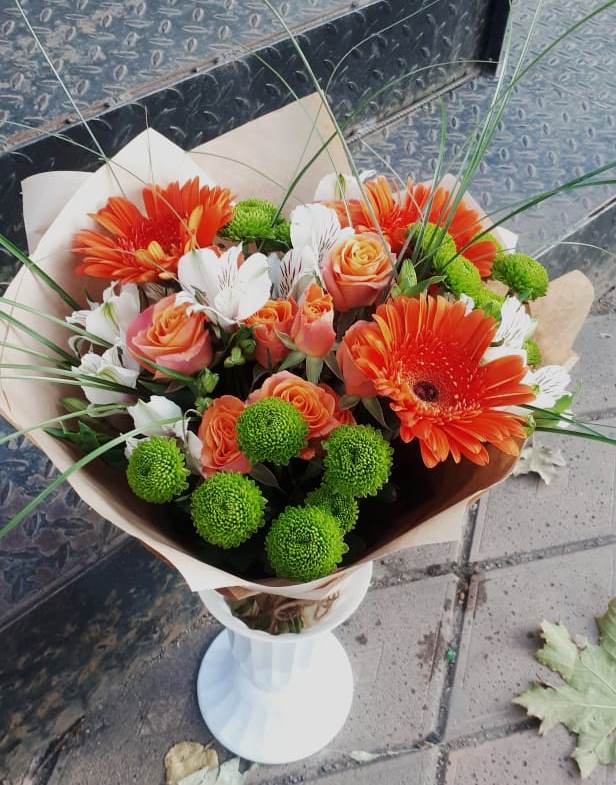 Букет цветов из: Герберы, Хризантемы, Альстромерии и Розы в Садовый