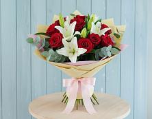 Букет цветов из:  Лилии и Розы в Садовый