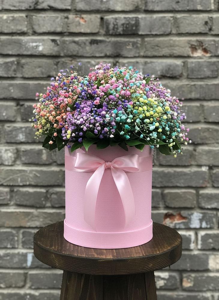 Цветочная композиция из Гипсофила и Розы в шляпной коробке в Садовый