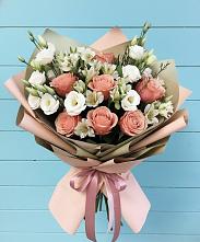 Букет цветов из:  Розы, Альстромерии и Лизиантусы в Садовый