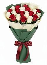 Букет Микс из красных и белых роз в Садовый