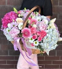 Композиция солнечный день в Садовый Цветочная композиция из Розы, Хризантемы, Пионы и Лизиантусы в корзине в Садовый