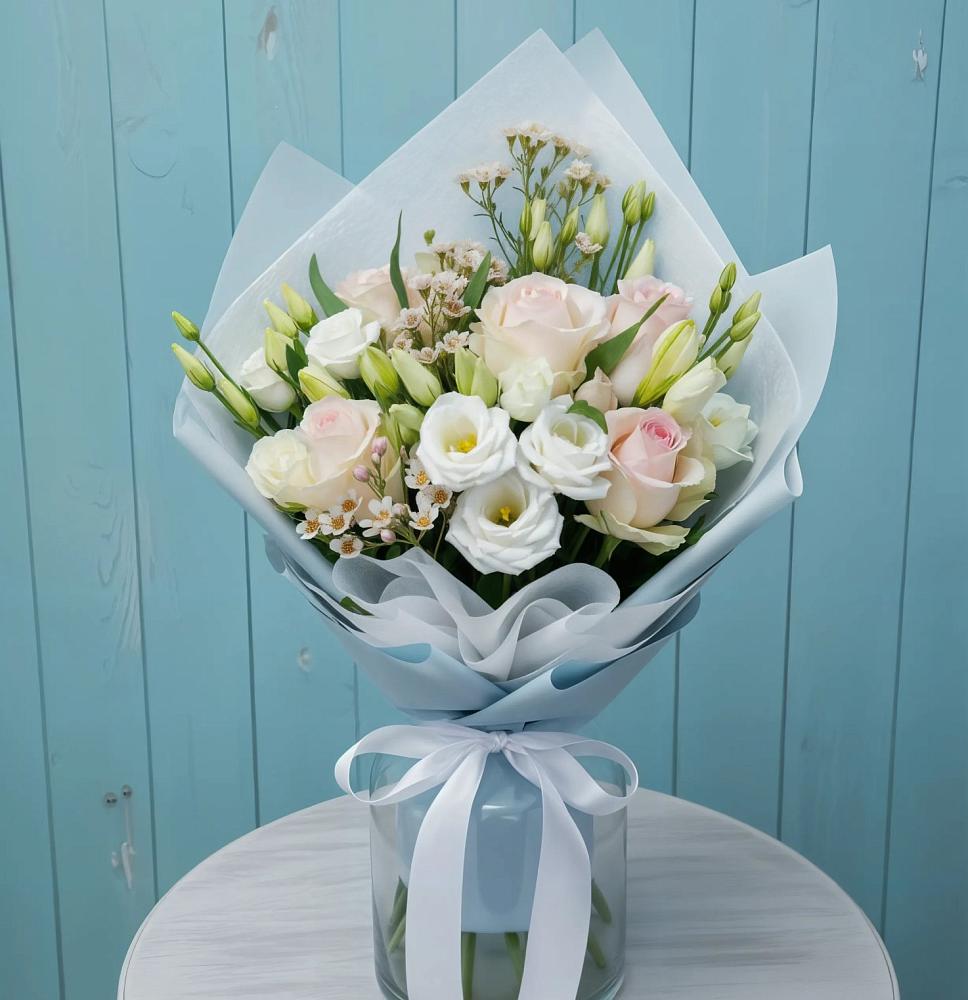 Букет цветов из: Розы и Лизиантусы в Садовый