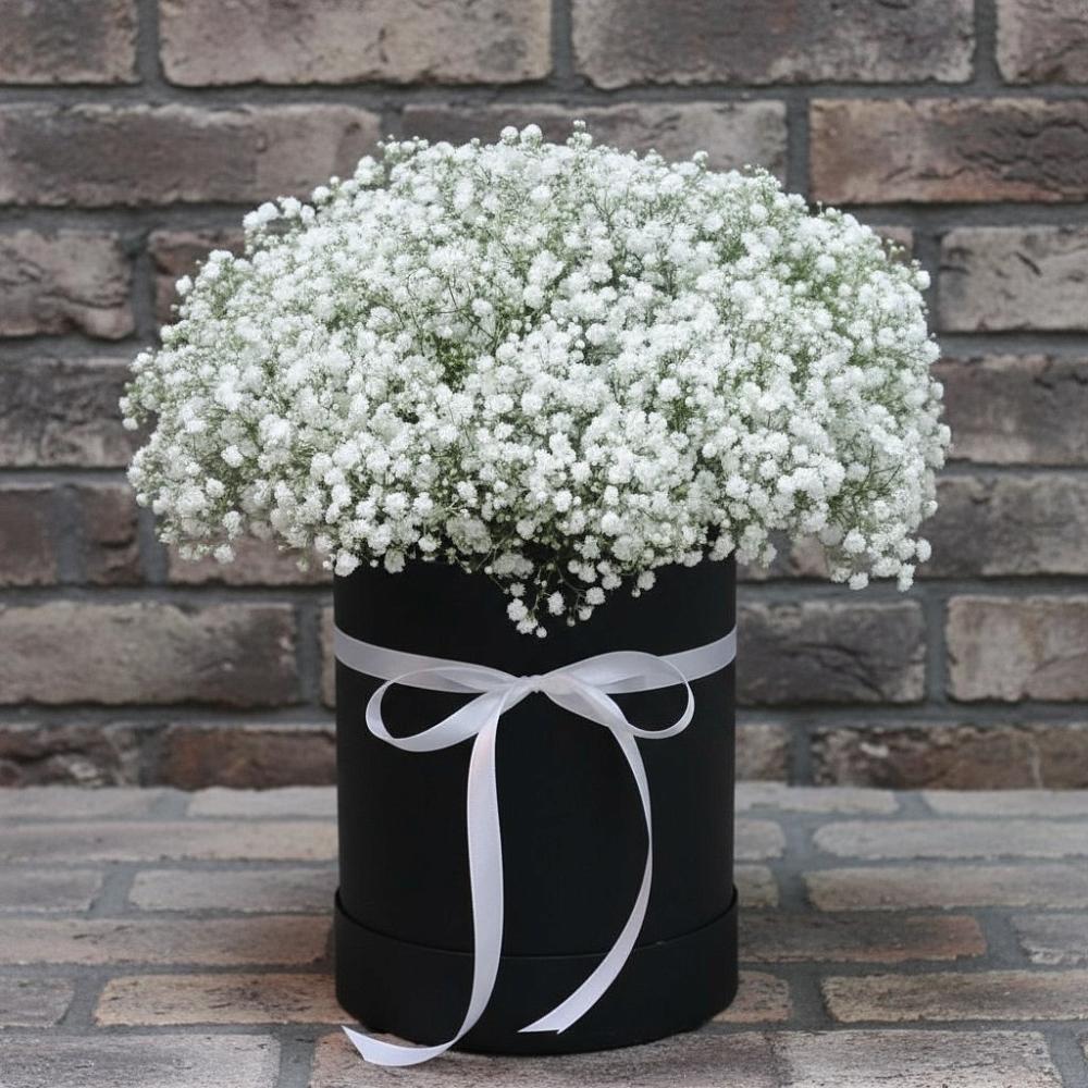 Цветочная композиция из Гипсофила в шляпной коробке в Садовый