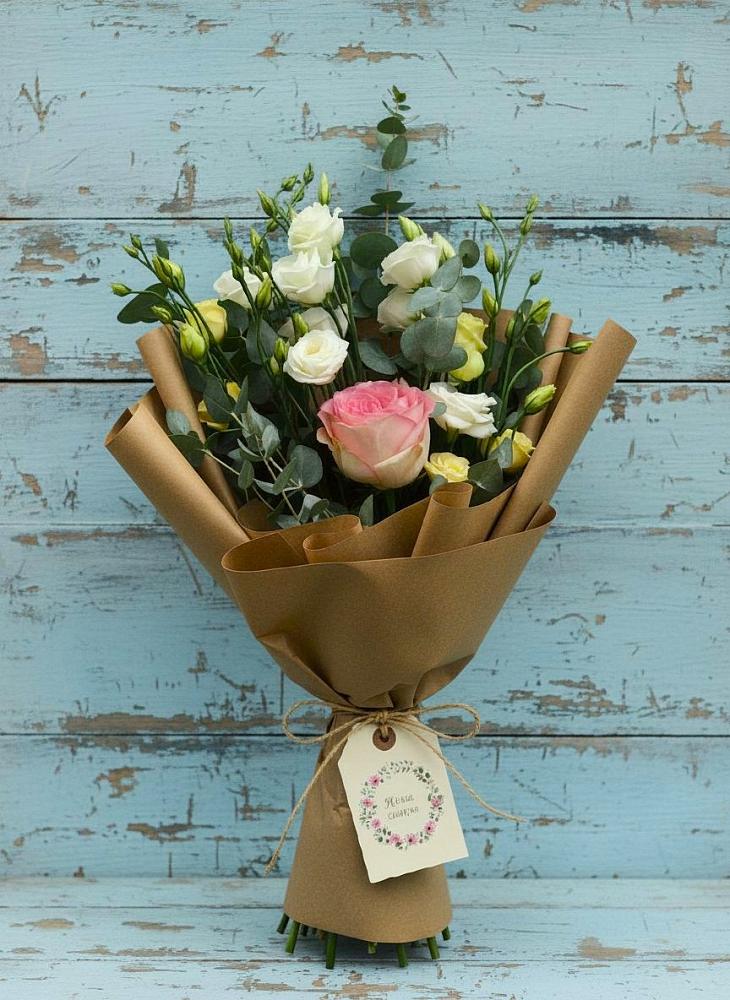 Букет цветов из: Розы и Лизиантусы в Садовый