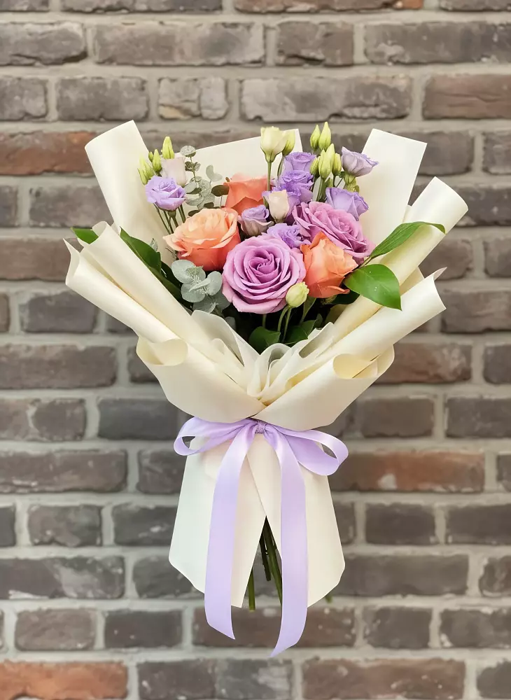 Букет цветов из: Лизиантусы и Розы в Садовый