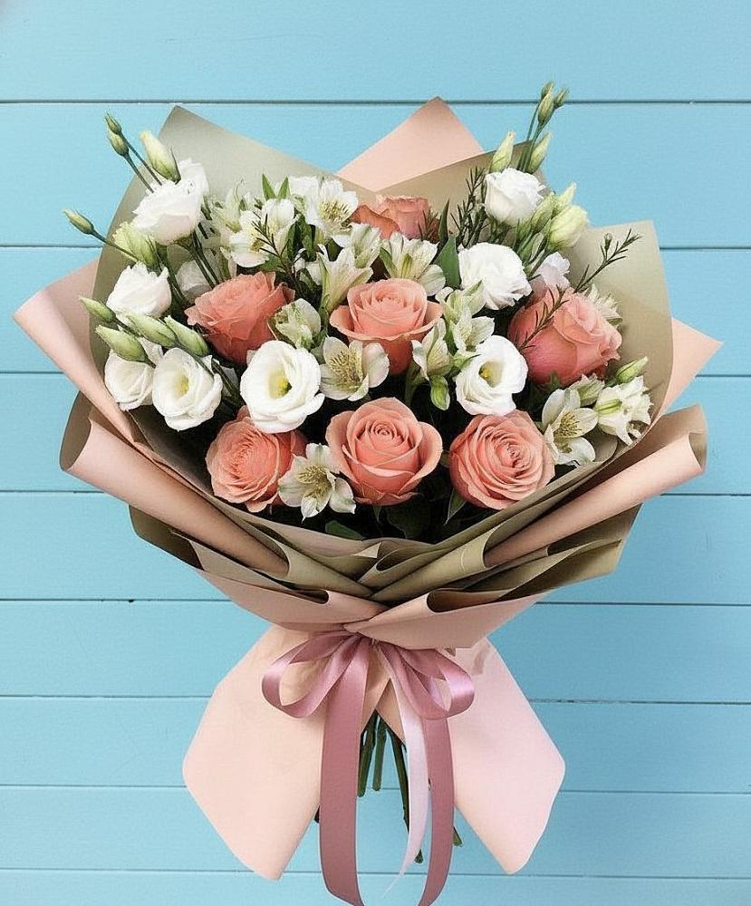 Букет цветов из: Розы, Альстромерии и Лизиантусы в Садовый