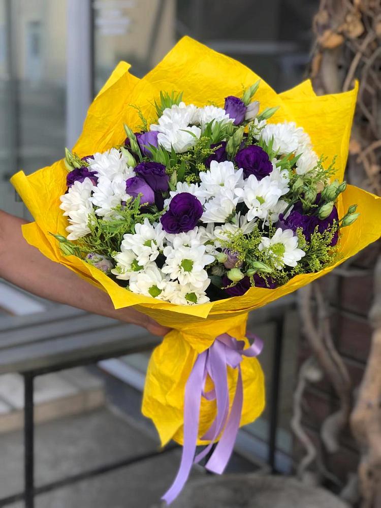 Букет цветов из: Ирисы, Хризантемы и Ромашки в Садовый