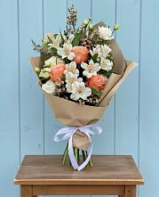 Букет цветов из:  Альстромерии, Лизиантусы, Розы и Хризантемы в Садовый