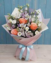 Букет цветов из:  Лизиантусы, Розы, Альстромерии и Гипсофила в Садовый