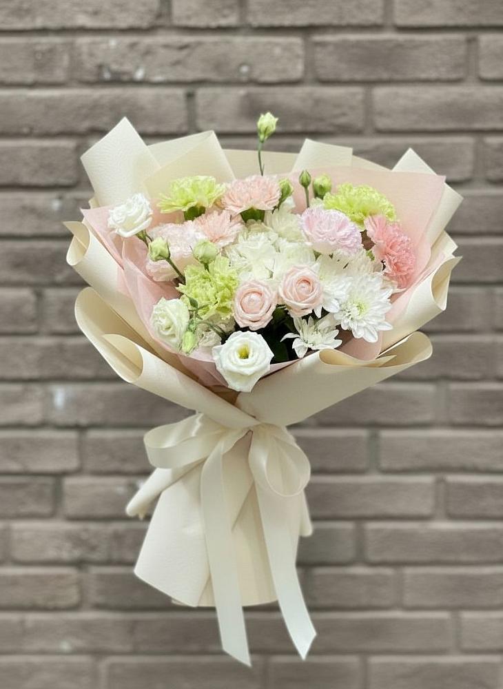 Букет цветов из: Гвоздики, Розы, Лизиантусы и Хризантемы в Садовый