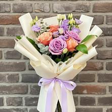 Букет цветов из:  Лизиантусы и Розы в Садовый