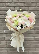 Букет цветов из:  Гвоздики, Розы, Лизиантусы и Хризантемы #REPLACE_PRED# Садовый