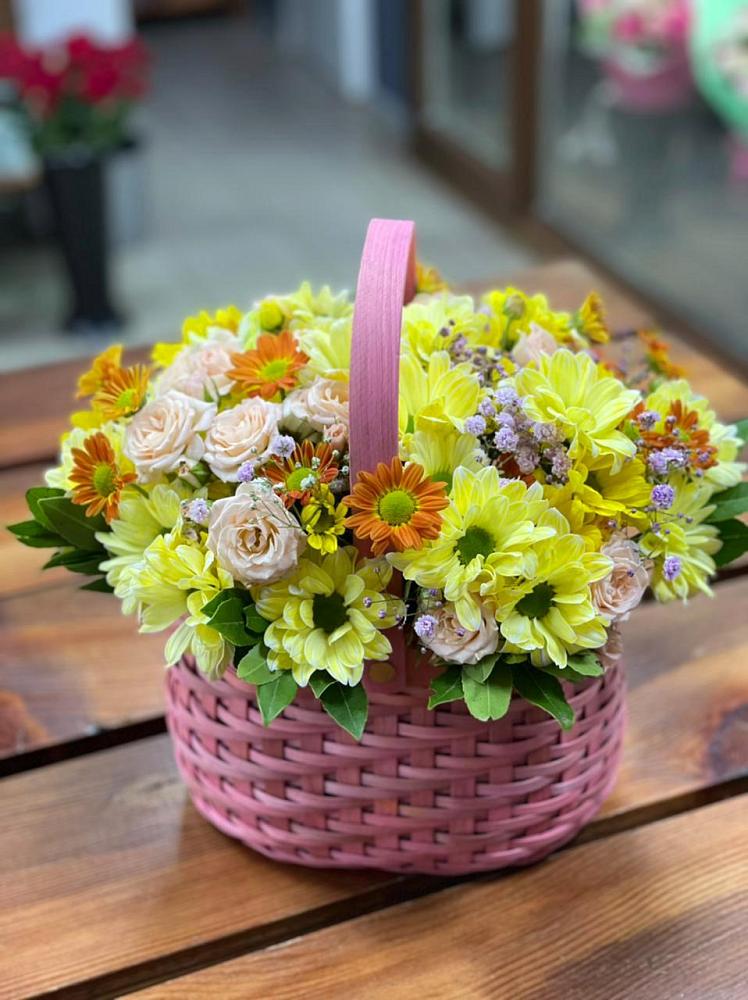 Цветочная композиция из Хризантемы и Розы в корзине в Садовый