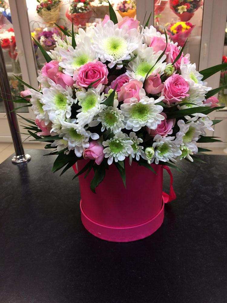 Цветочная композиция из Розы и Хризантемы в шляпной коробке в Садовый