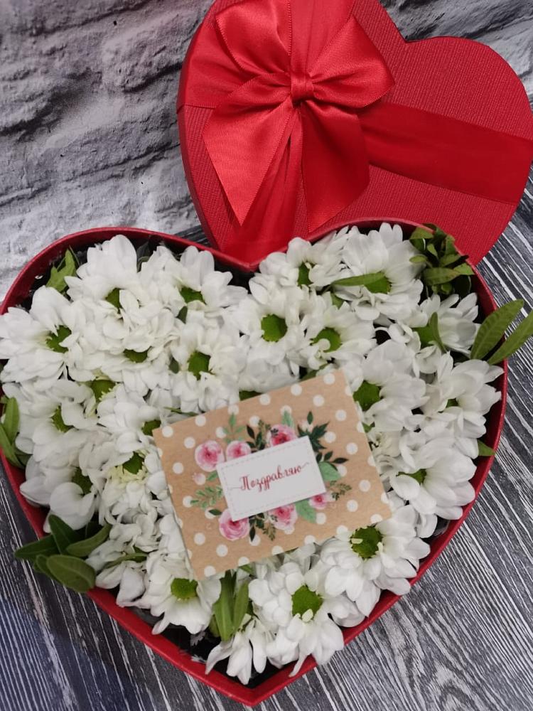 Цветочная композиция из Хризантемы в виде сердца в Садовый