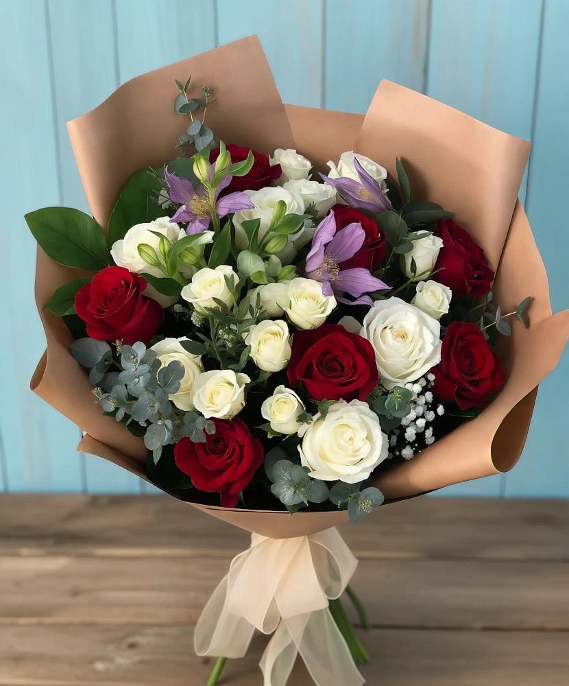 Букет цветов из: Розы и Альстромерии в Садовый