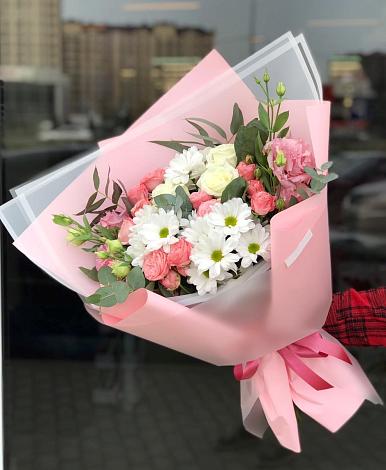 Букет цветов из: Розы, Лизиантусы и Хризантемы в Садовый